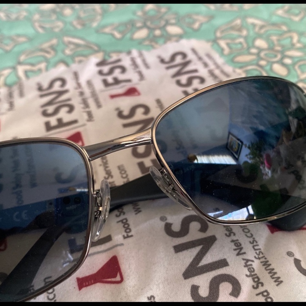 Grey/black ray bans
